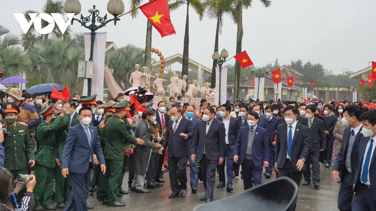 State President attends spring festival of ethnic groups nationwide